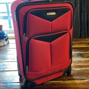 Travel Select.  Really nice carry on suitcase and day bag set.  Used once.